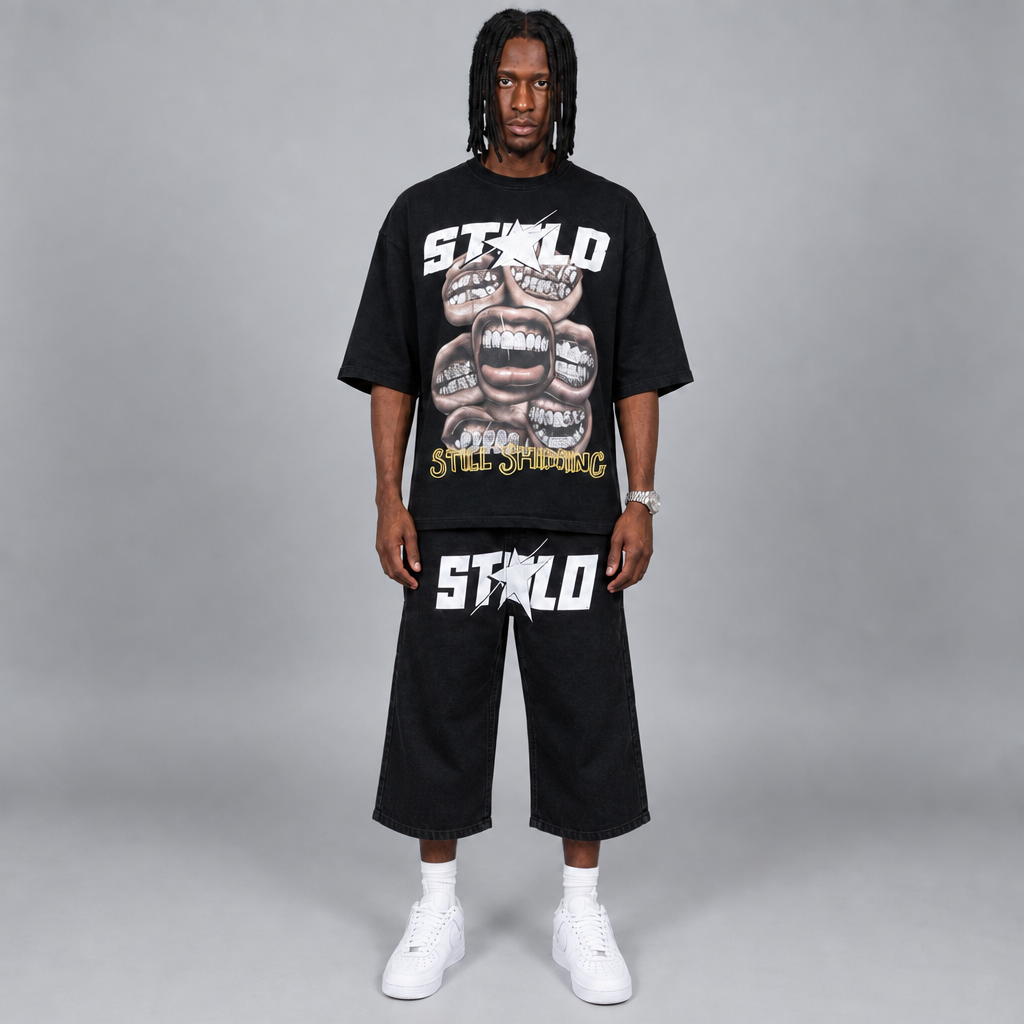 STOLO Still Shining outfit with longer, baggy three-quarter shorts